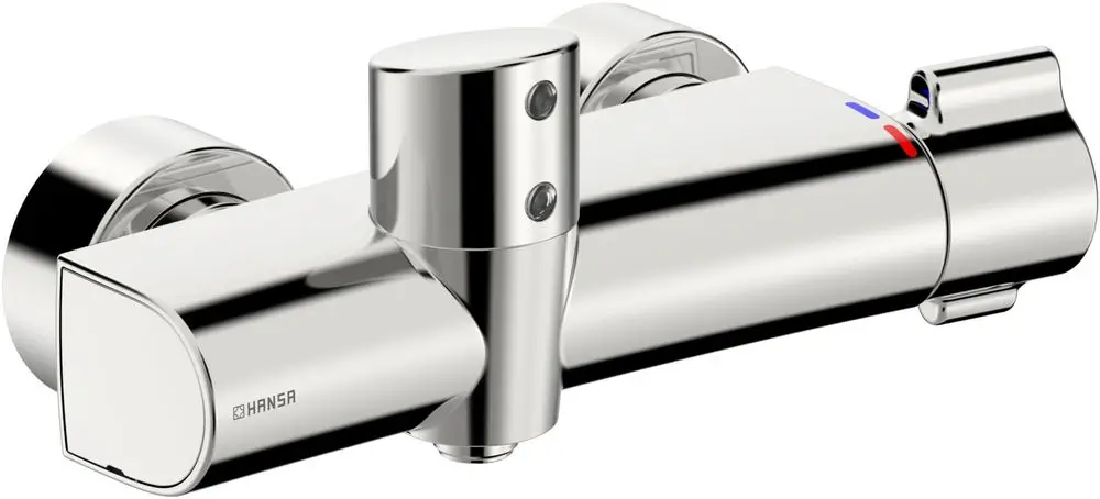 Chromfarbige Brausebatterie von HANSA mit zwei Bedienelementen. Die Oberflächen sind glatt und glänzend, geeignet für die Wandmontage.